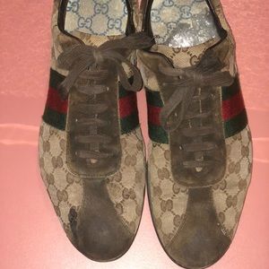 Men’s Gucci sneaker size 10.